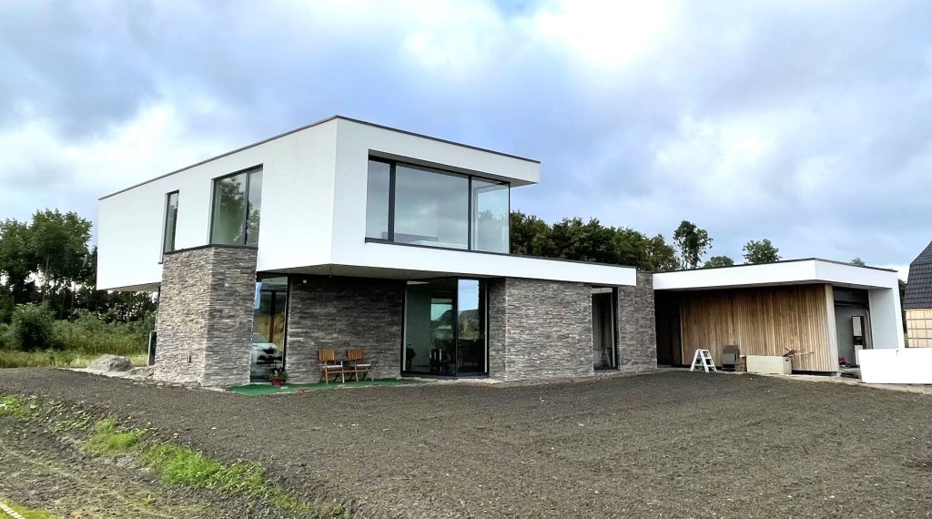 Moderne woning met witte sierpleister en Geopietra-steenstrips in natuursteenlook op de begane grond