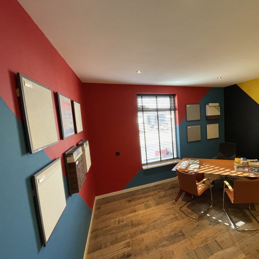 Showroomruimte van HPB met wanden in verschillende kleuren en afwerkingen