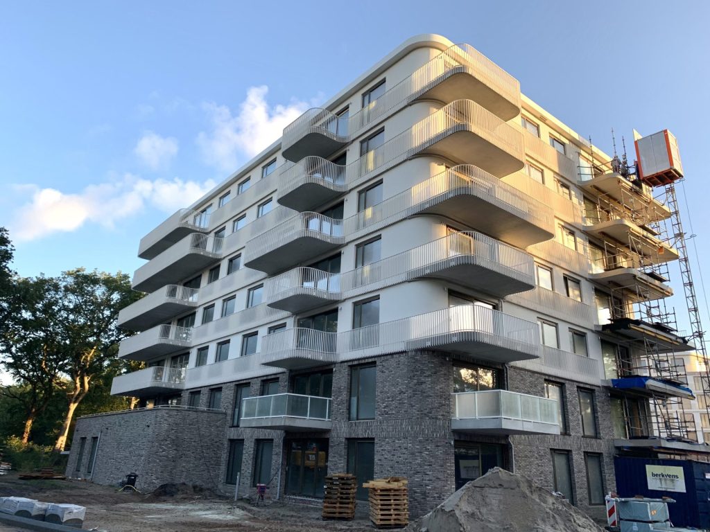 Appartementengebouw in aanbouw met steiger tijdens het aanbrengen van de gevelafwerking