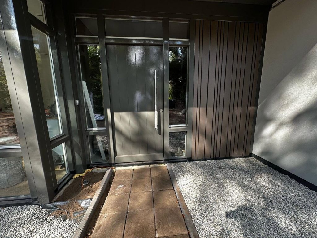 Gevelstucwerk bij de renovatie van een bungalow door HPB Gevelisolatie – foto 2 van 6