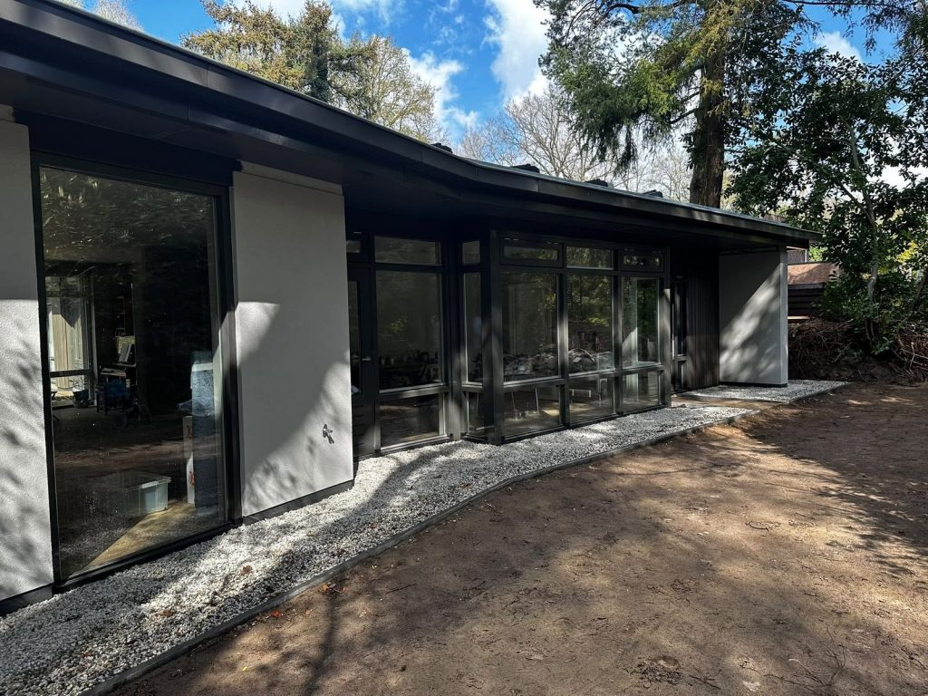 Gevelstucwerk bij de renovatie van een bungalow door HPB Gevelisolatie – foto 5 van 6